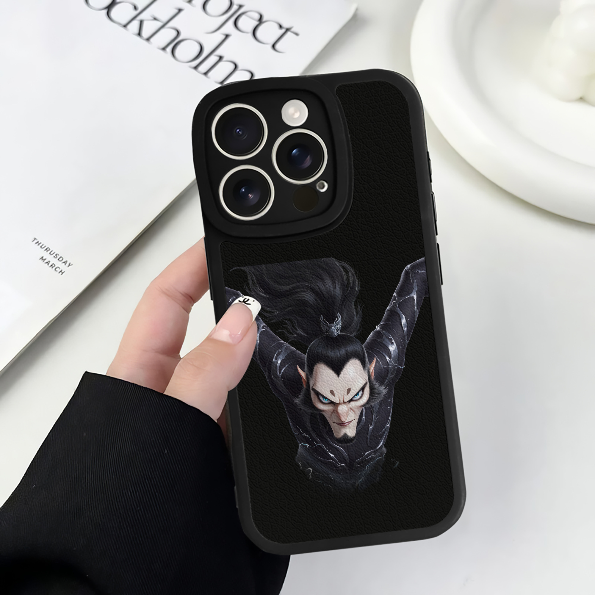 （画像用） Ne Zha 2 ナタ 魔童の大暴れ 【iPhone 16シリーズ対応】シリコンスマホケース（レザー調） 材質：シリコン